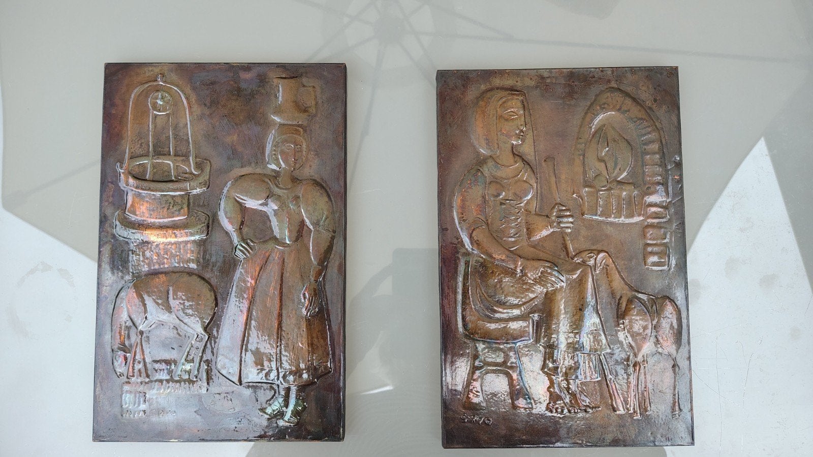 Koperen reliëfplaten, set van 2, gesigneerd SR70, Ophalen of Verzenden, Koper