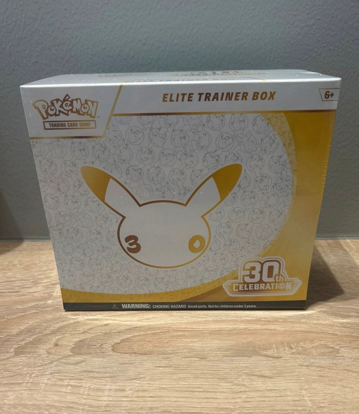 Pokémon 30th Celebration ETB Pikachu, Ophalen of Verzenden, Nieuw, Boosterbox, Foil