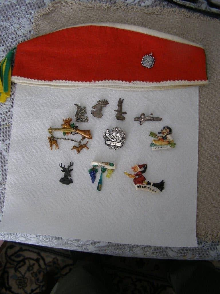 vintage souvenir speldjes Voornamelijk Veluwe +muts Elten, Ophalen of Verzenden, Gebruikt, Stad of Land, Speldje of Pin