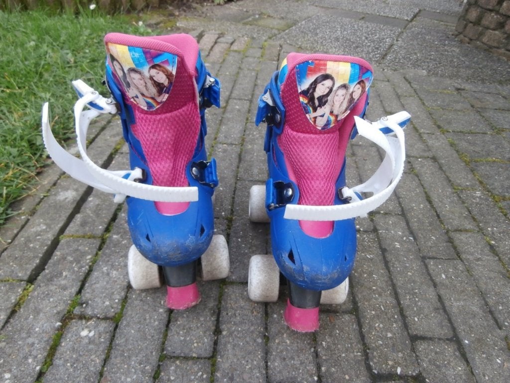 Rolschaatsen K3 Studio 100 roze blauw skates maat 30 / 33, Kinderen, Ophalen of Verzenden, Verstelbaar, Gebruikt