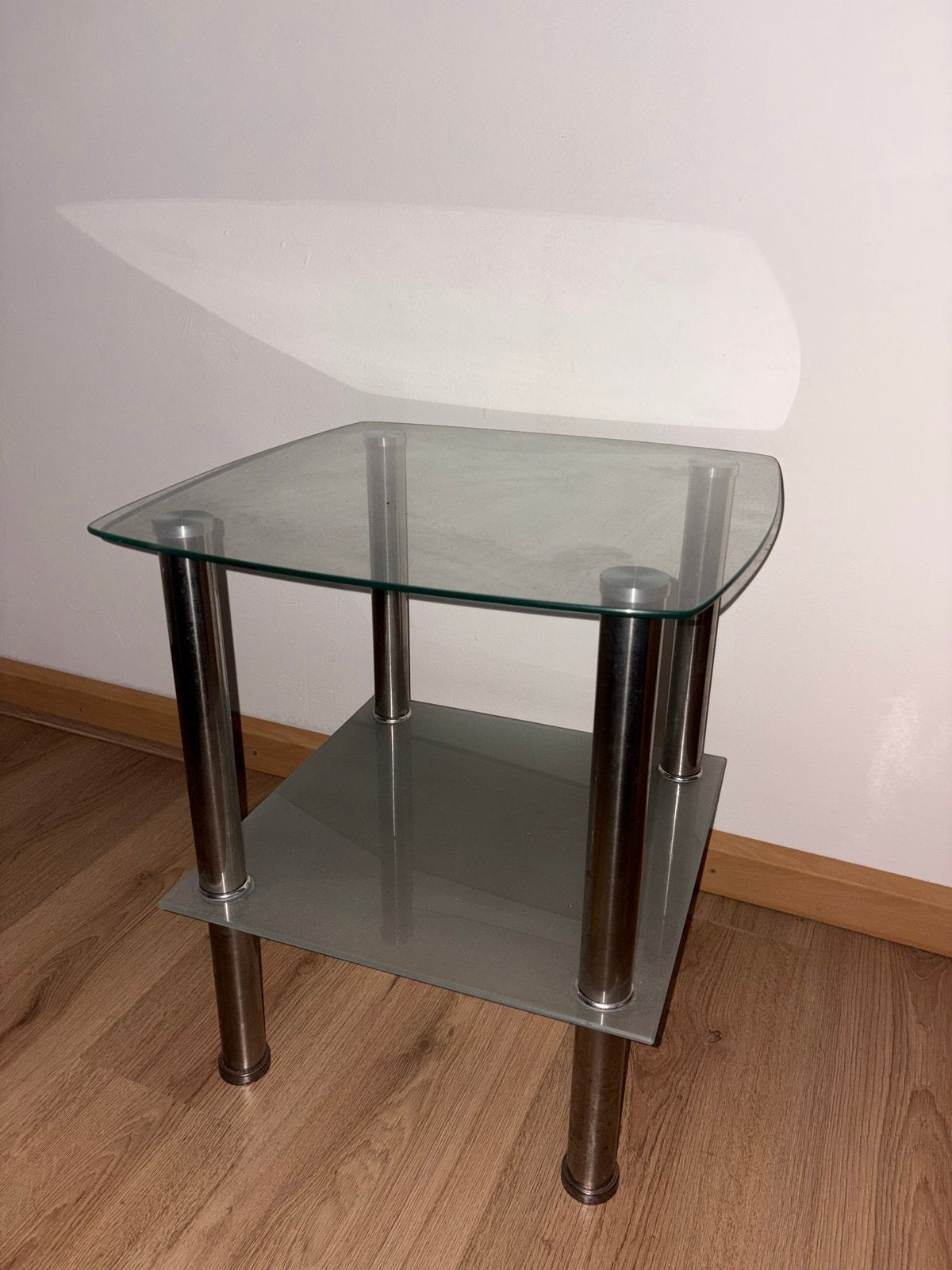 Glazen bijzettafel met metalen poten, Huis en Inrichting, Tafels | Bijzettafels, Minder dan 55 cm, Gebruikt, Glas, Rechthoekig