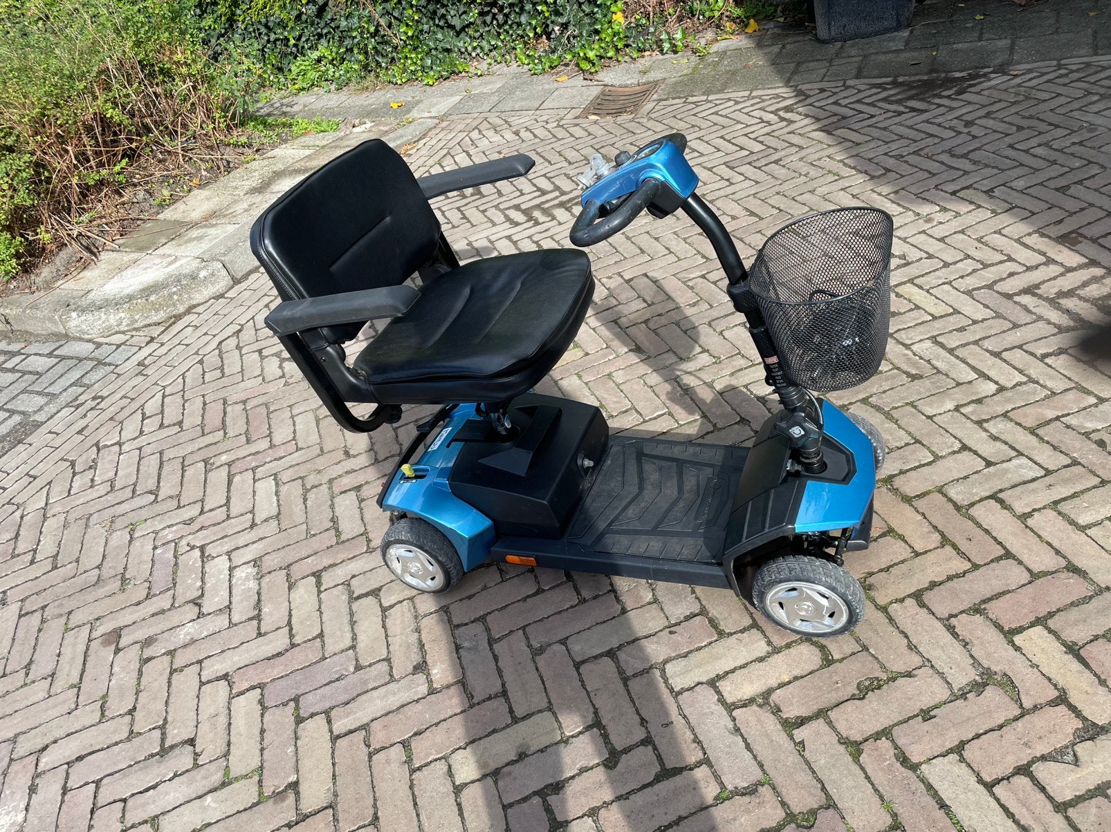 Kleine opvouwbare scootmobiel, kan in delen uit elkaar, Ophalen, Zo goed als nieuw, 15 km of minder, 10 km/u of minder