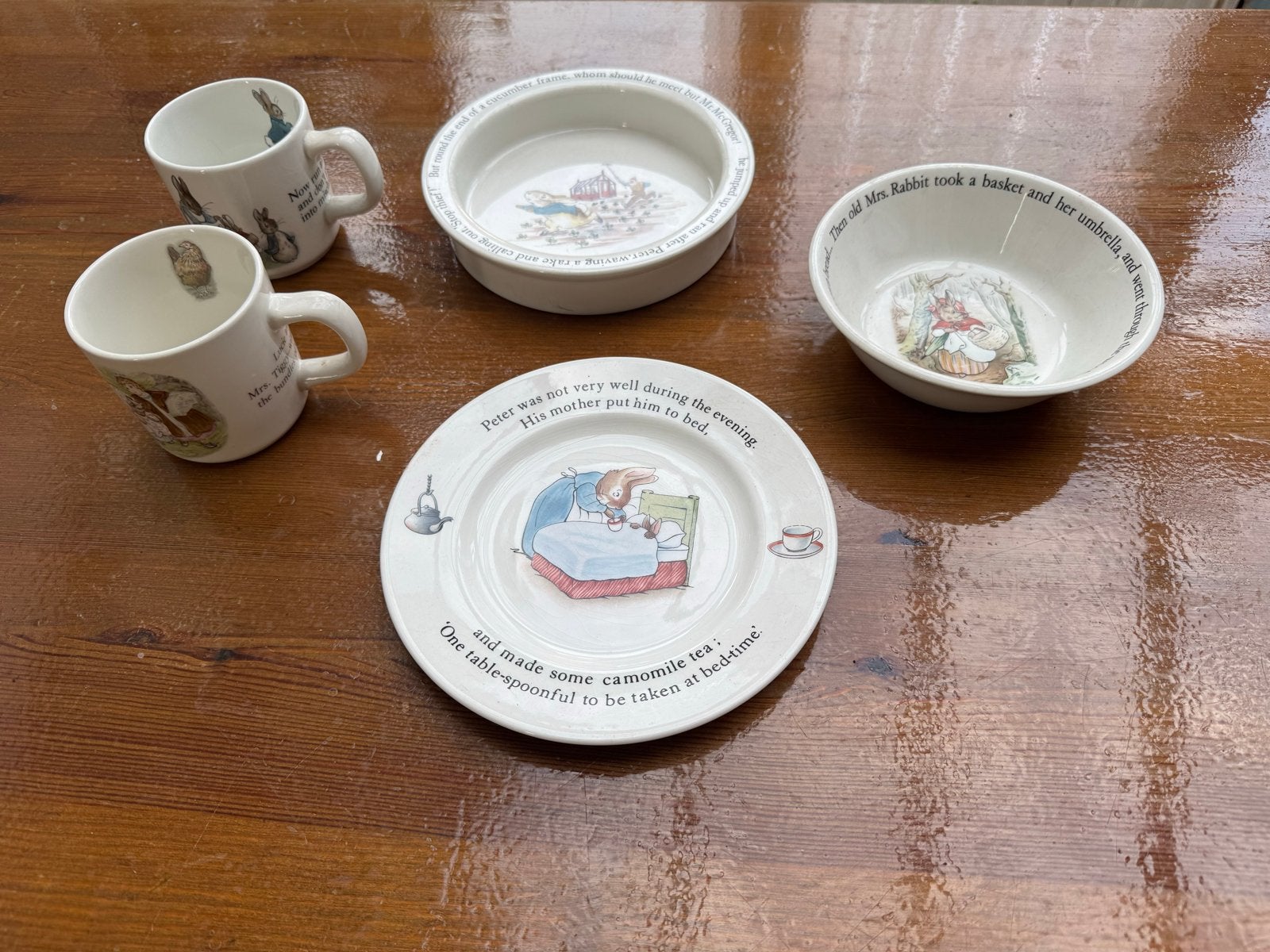 Antiek Wedgwood Peter Rabbit servies - 5-delig, Antiek en Kunst, Antiek | Servies los, Ophalen of Verzenden