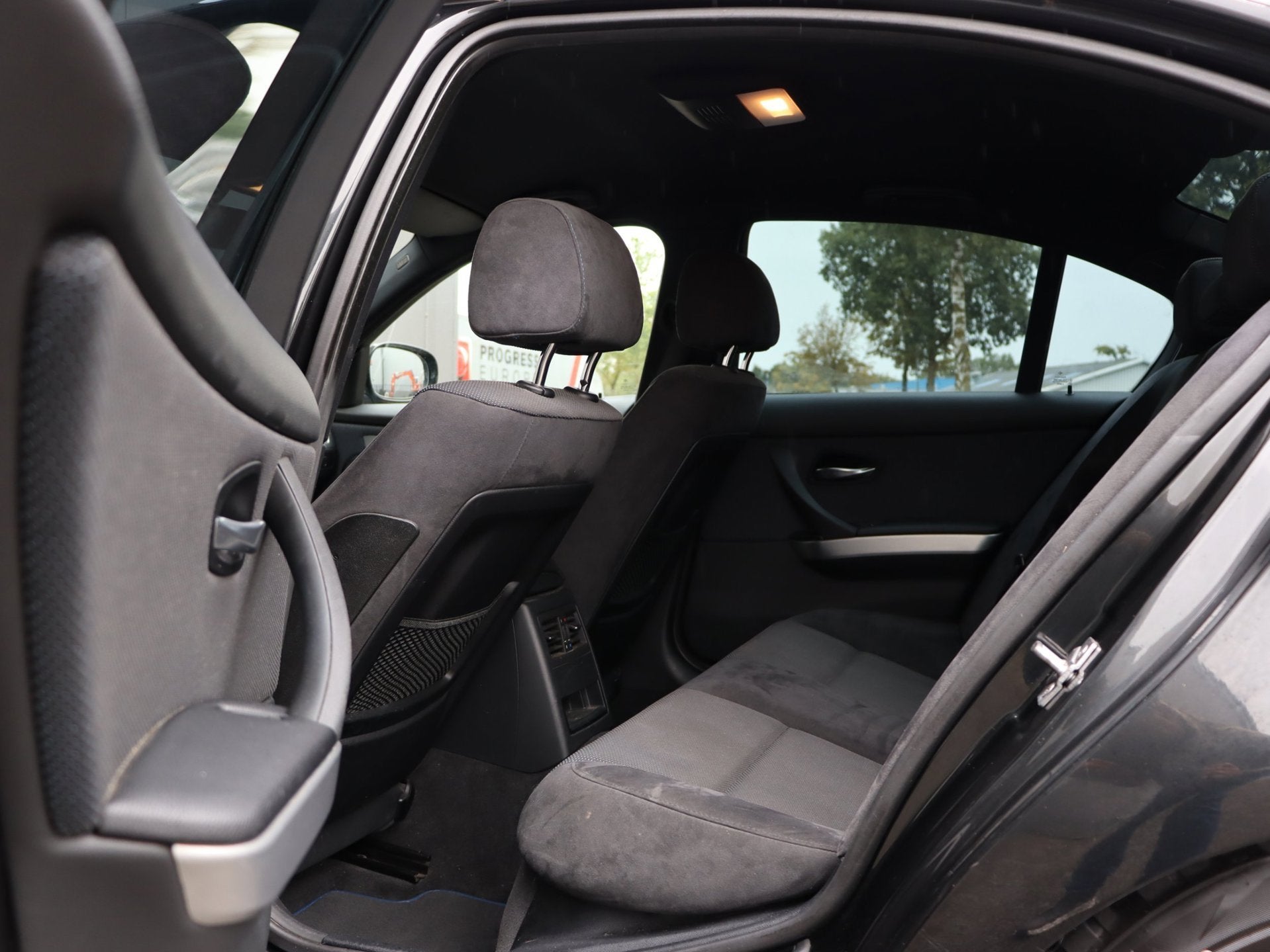 Foto 12 van BMW 3-serie 320i Executive M-sport airco LM cruise