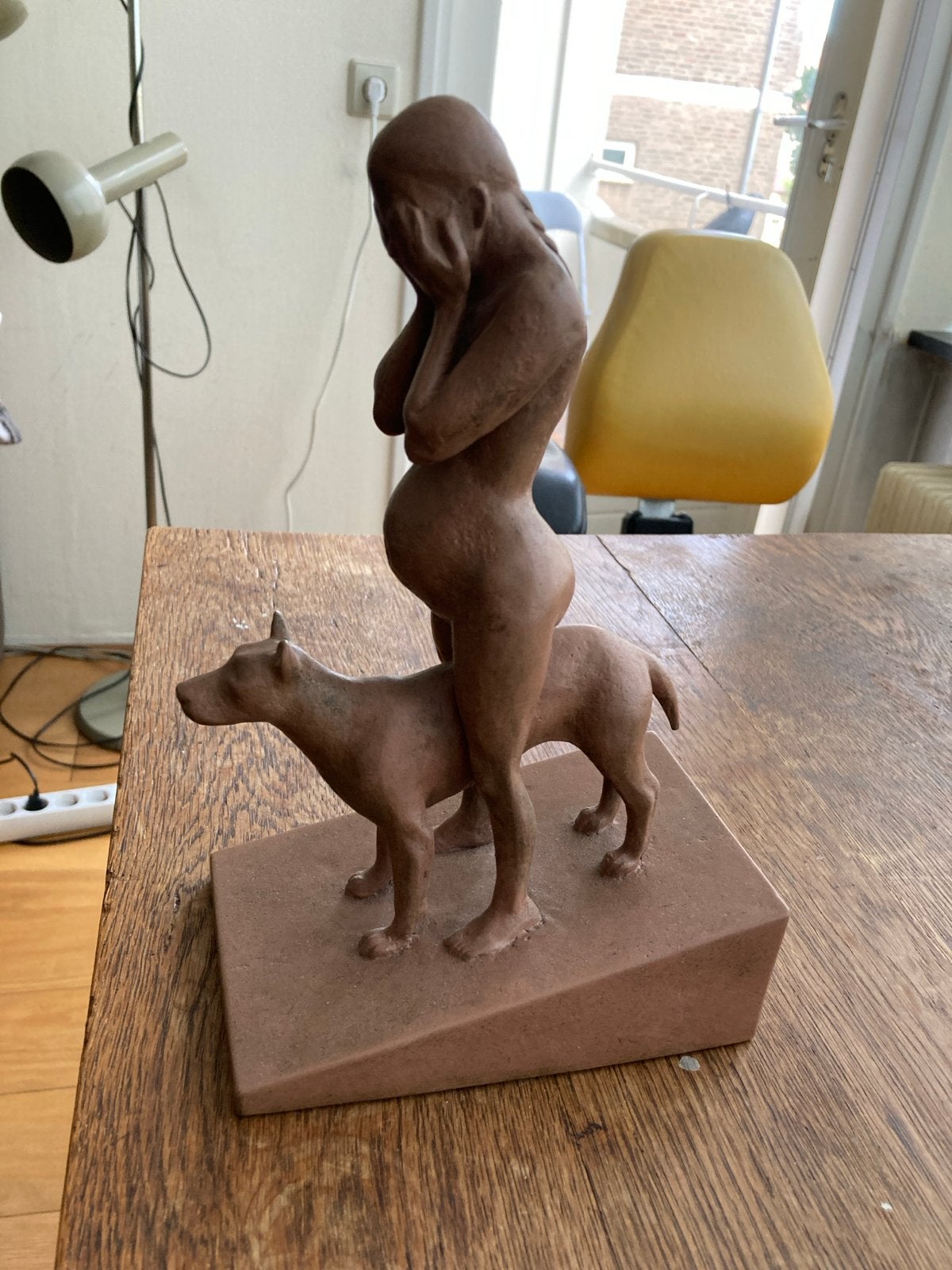 Uniek Beeld: Vrouw met Hond - Tobias Tycho Schalken, Ophalen of Verzenden, 20 - 50 cm, Beeld, Bruin