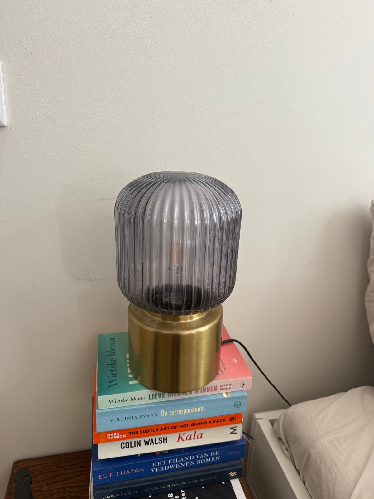 IKEA tafellamp met geribbeld glas en gouden voet