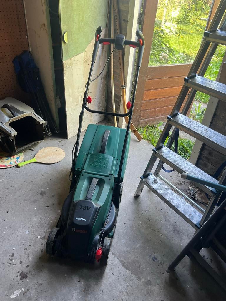 Bosch draadloze grasmaaier met 2 accu's en oplader, Tuin en Terras, Ophalen of Verzenden, Zo goed als nieuw, Accu-grasmaaier