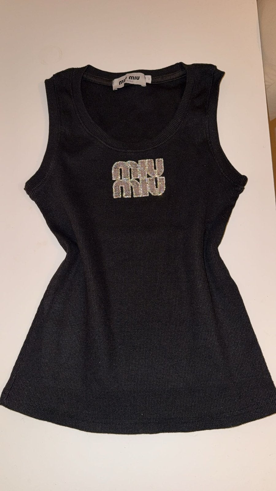 Miu Miu Zwarte Ribgebreide Top met Strass Logo, Kleding | Dames, Tops, Zwart, Ophalen of Verzenden, Zo goed als nieuw, Maat 36 (S)