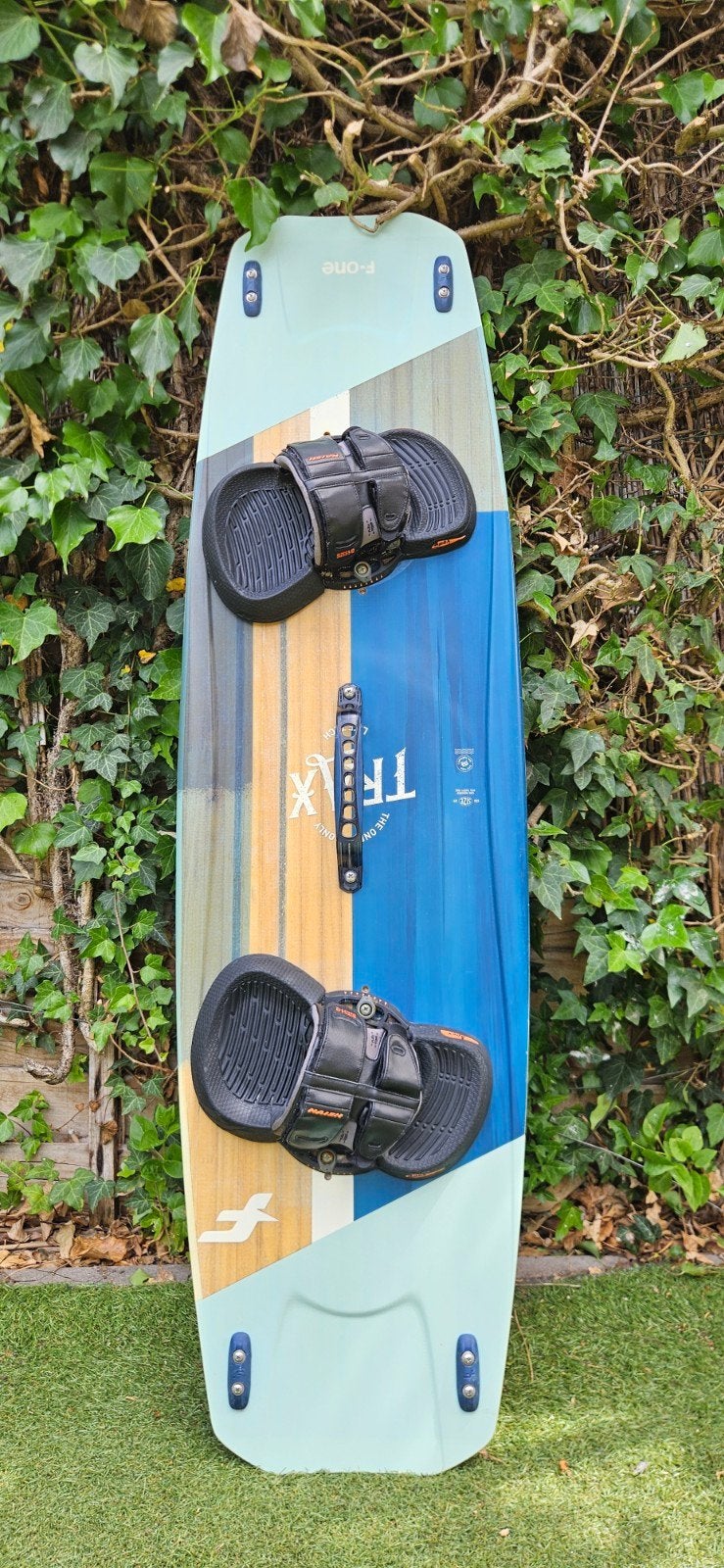 F-one Trax 2021 kiteboard  135 x 39 freeride, Twintip, Ophalen of Verzenden, 4 m² of minder