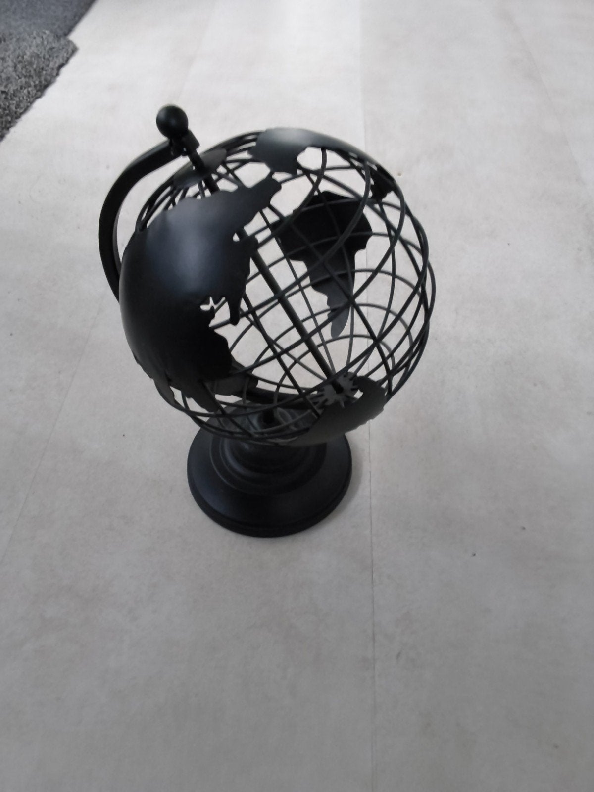 Zwarte metalen wereldbol - 27 cm hoog, Huis en Inrichting, Ophalen of Verzenden, Gebruikt, Metaal
