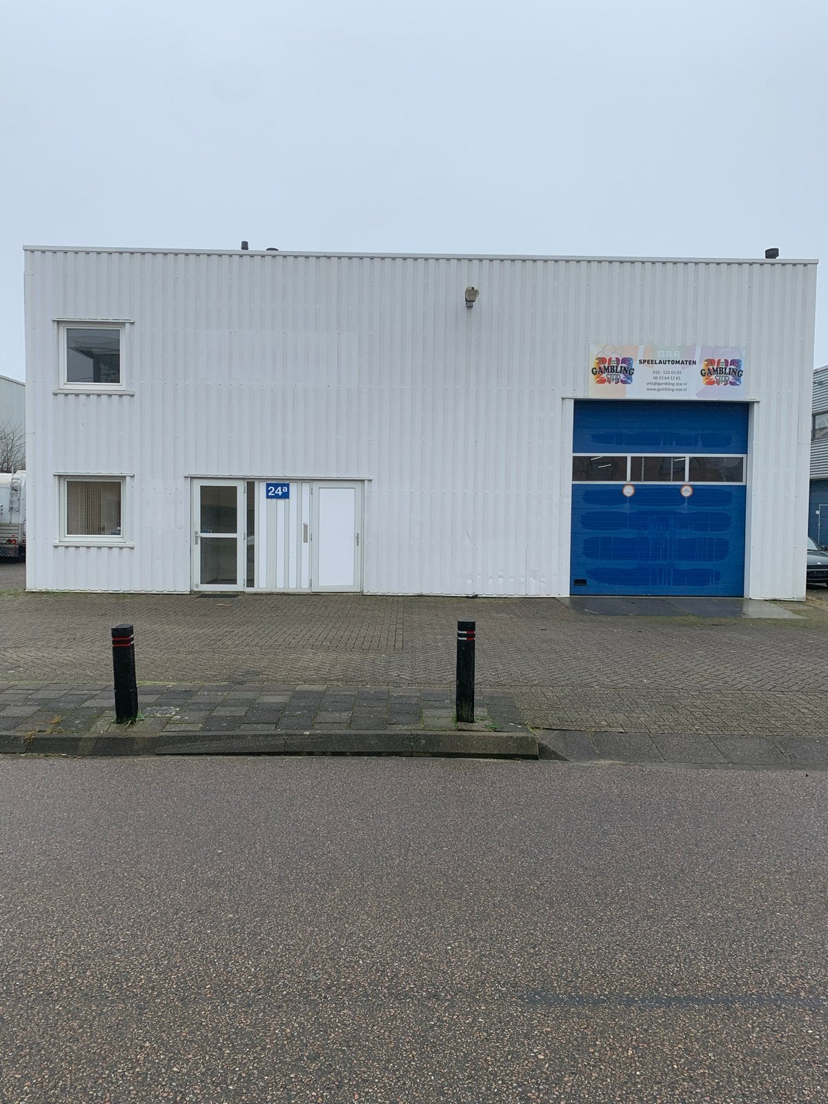 Mooi bedrijfspand met kantoorruimte en parkeerplaats te huur, Huur, Bedrijfsruimte