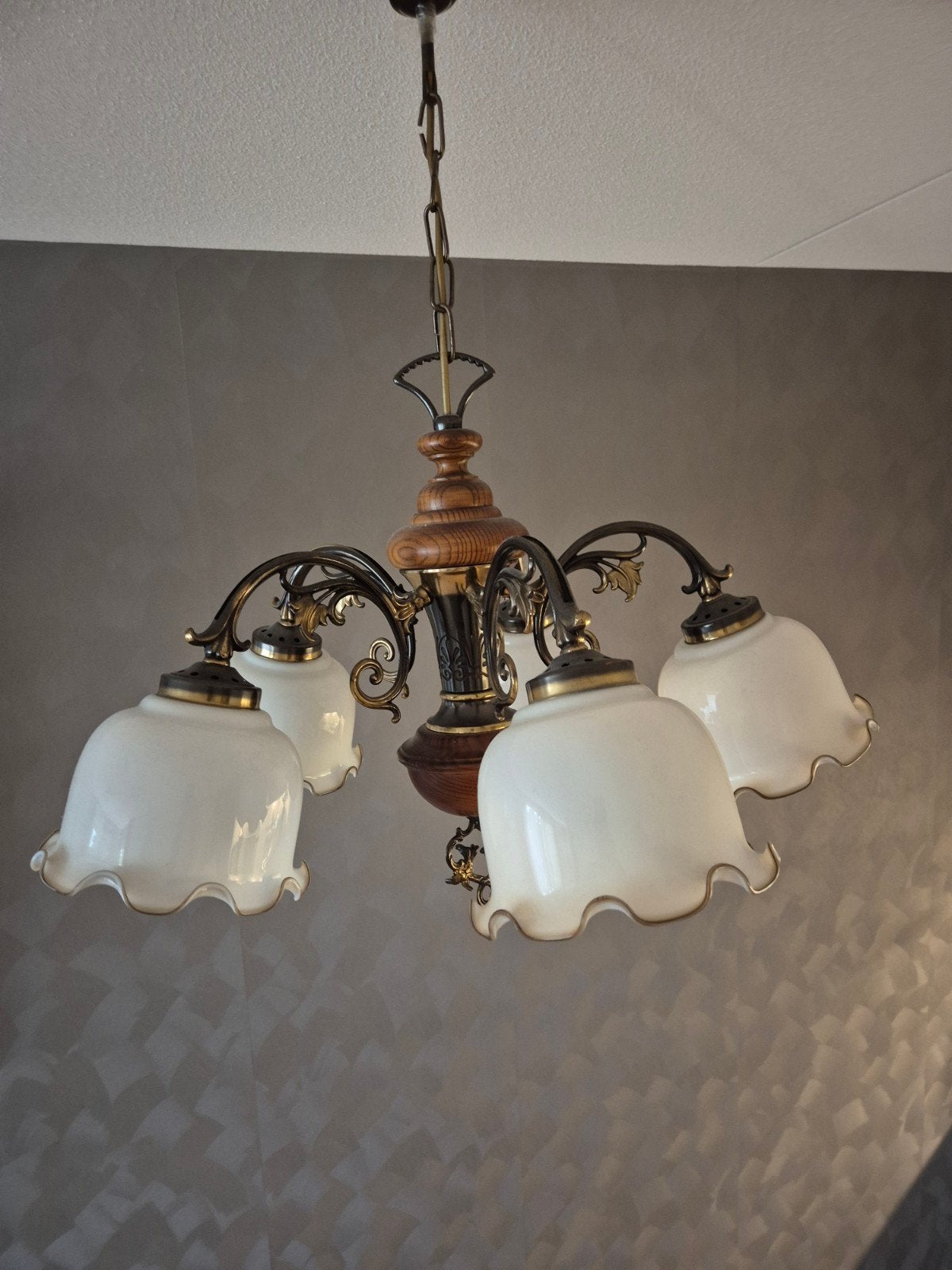 Hanglamp met porseleinen kapjes en houten details, Ophalen, Gebruikt, Overige materialen, Klassiek, Rustiek