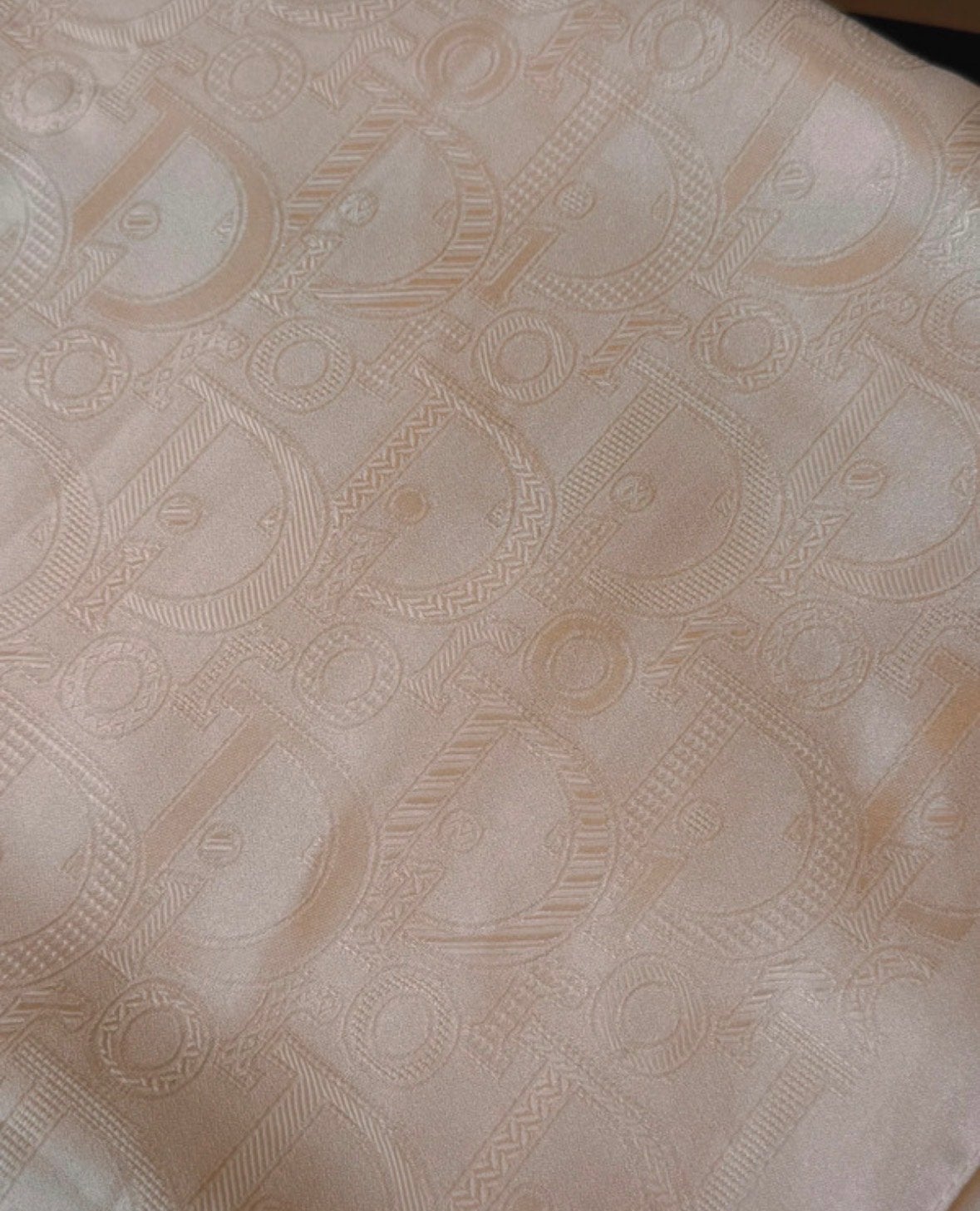 Dior look-a-like sjaal wit-crème-beige satijn, Verzenden, Zo goed als nieuw, Sjaal