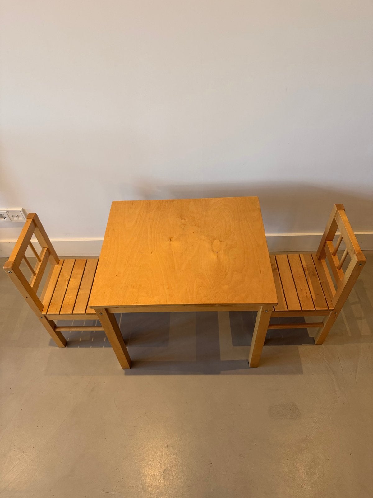 Peuter tafel met twee stoeltjes vurenhout, Ophalen, Zo goed als nieuw, Tafel(s) en Stoel(en)