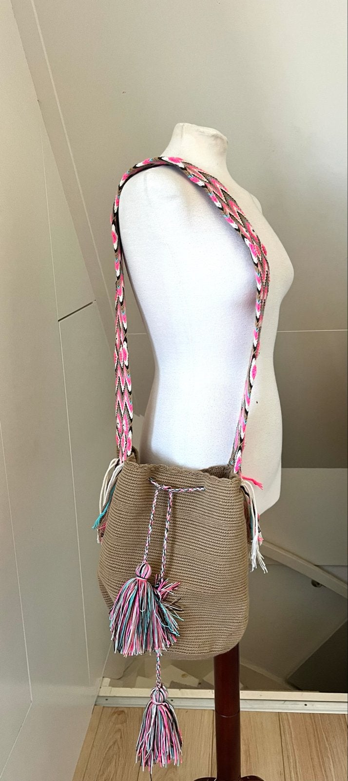 Rieten tas /  cognac  en zwart leren tas/ hoed, Ophalen of Verzenden, Gebruikt, Beige, Schoudertasje