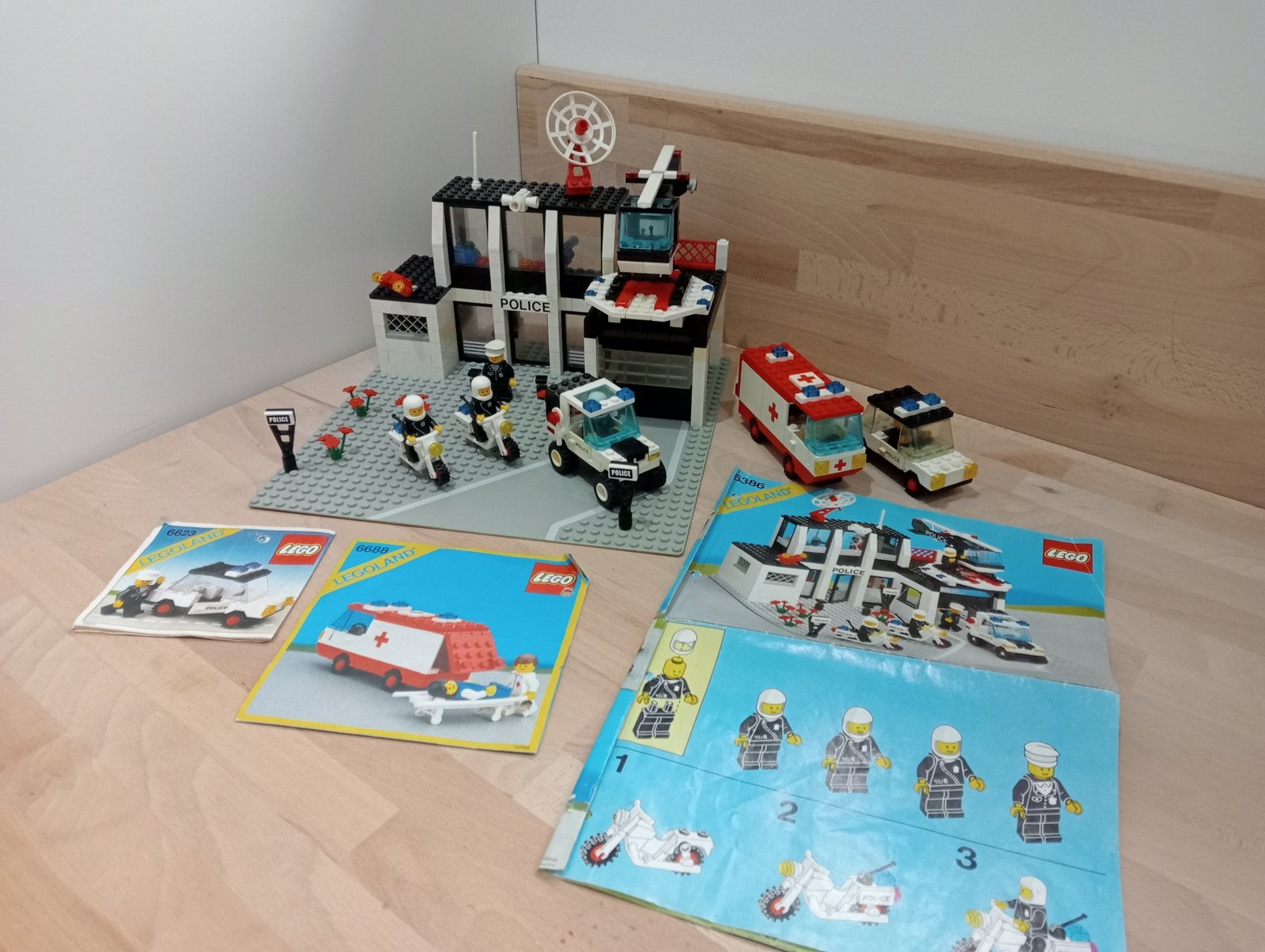 Lego politiebureau 6386 6623 6688 ambulance, Kinderen en Baby's, Speelgoed | Duplo en Lego, Lego, Ophalen of Verzenden, Inclusief minifiguren