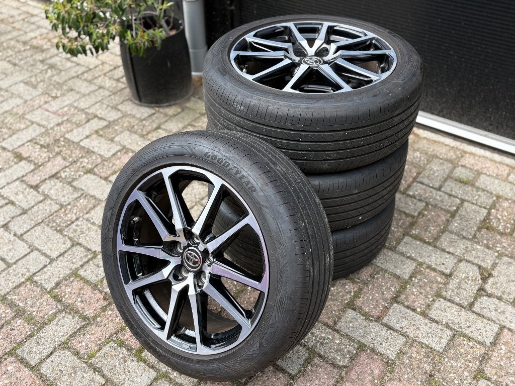 Toyota Yaris Cross GR Zomerset Origineel, Ophalen, 18 inch, Banden en Velgen, Personenwagen
