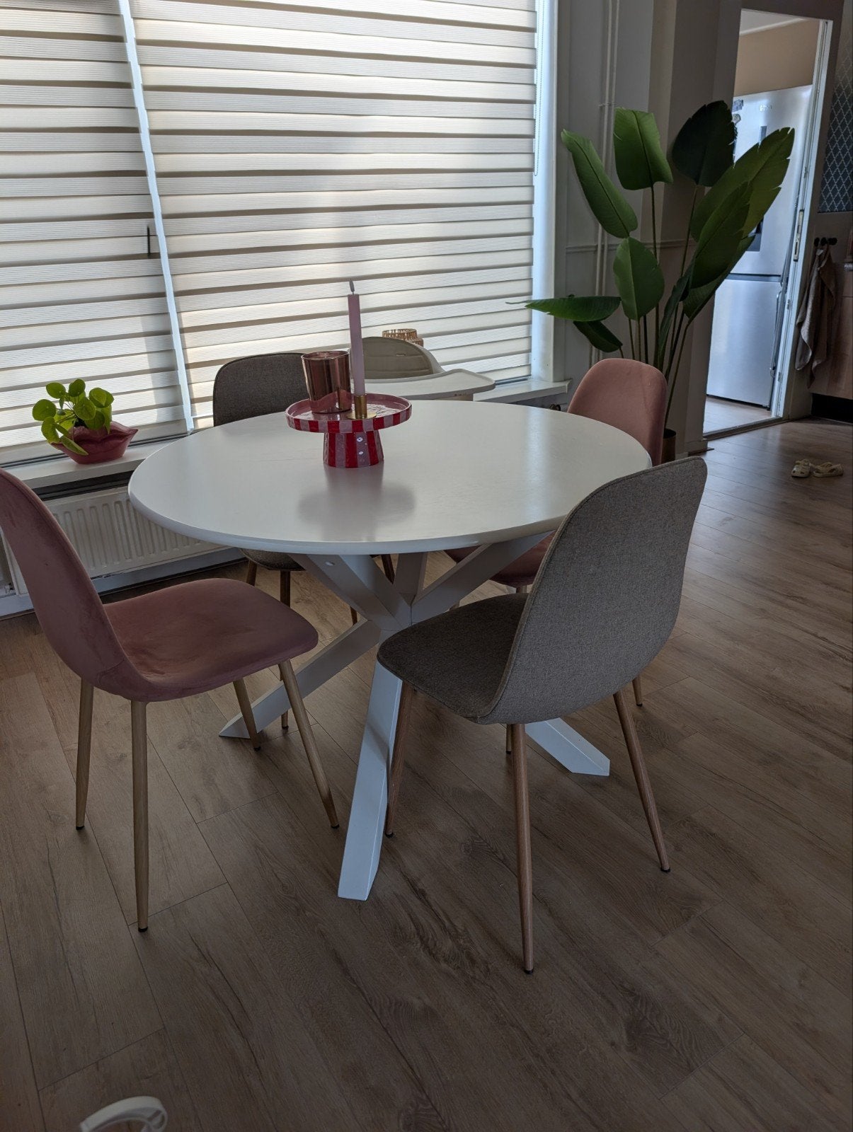 Moderne ronde eettafel met spinpoot, Huis en Inrichting, Tafels | Eettafels, Ophalen, Rond, Zo goed als nieuw, Modern