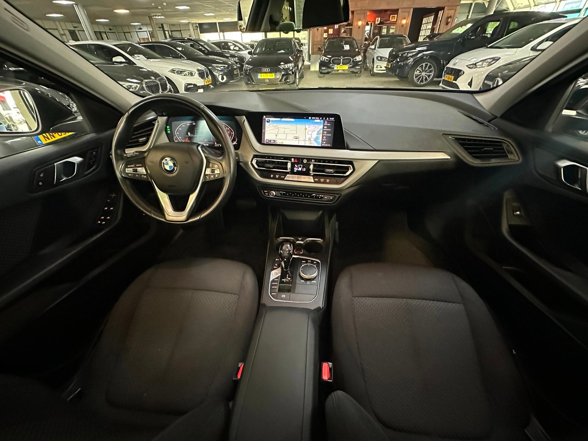 BMW 1-serie 118i Executive Edition/PANO-DAK/NAVI/CARPLAY/LED, Auto's, Stof, Gebruikt, Automatische klimaatregeling, Zwart