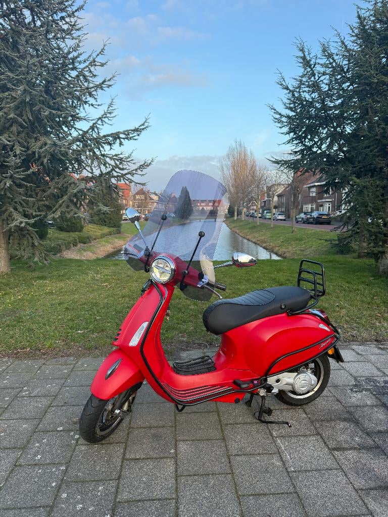 Vespa Primavera Sport mat rood full option, Ophalen, Vespa S, Zo goed als nieuw, Benzine
