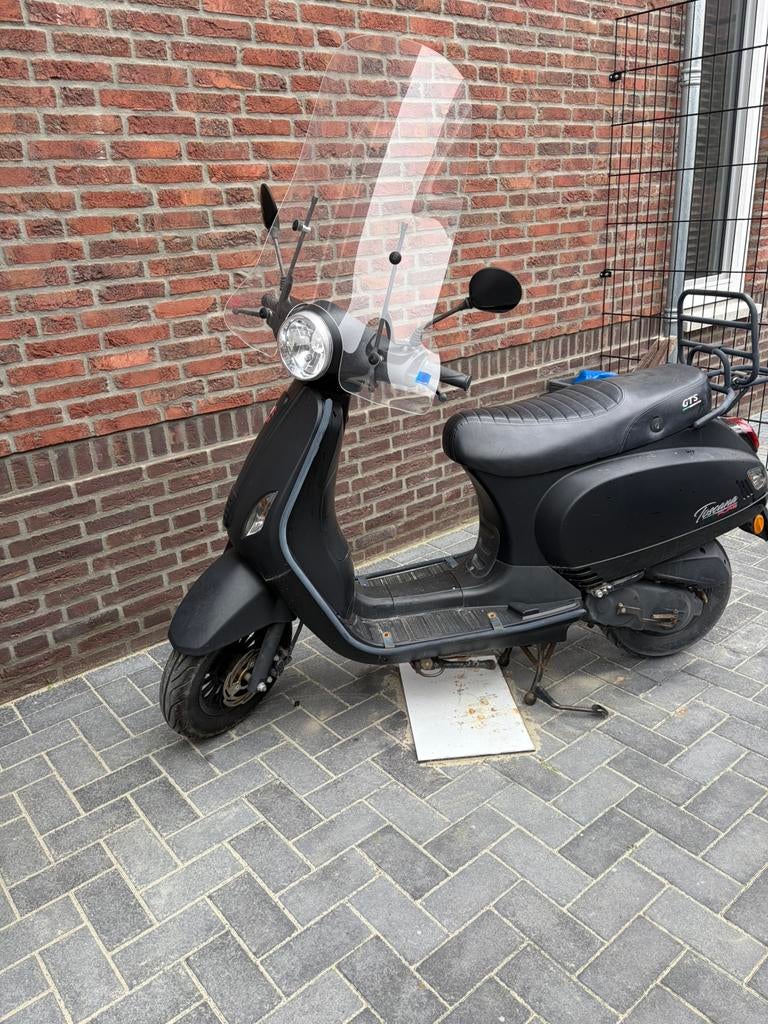 Scooter GTS €500, Fietsen en Brommers, Scooters | Overige merken, Ophalen, Benzine