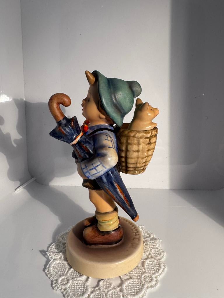 Goebel Hummel Beeldje - Home From Market, Ophalen of Verzenden