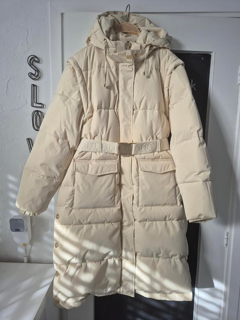Nikkie Lange Gewatteerde Jas - Maat 42, Kleding | Dames, Jassen | Winter, Beige, Maat 42/44 (L), Ophalen of Verzenden, Zo goed als nieuw