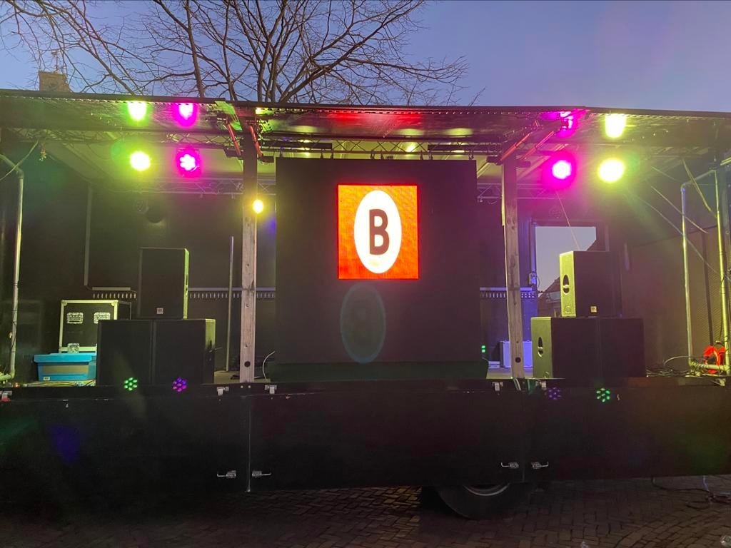Te huur podiumwagen Smokey vanaf  €500,— per dag.