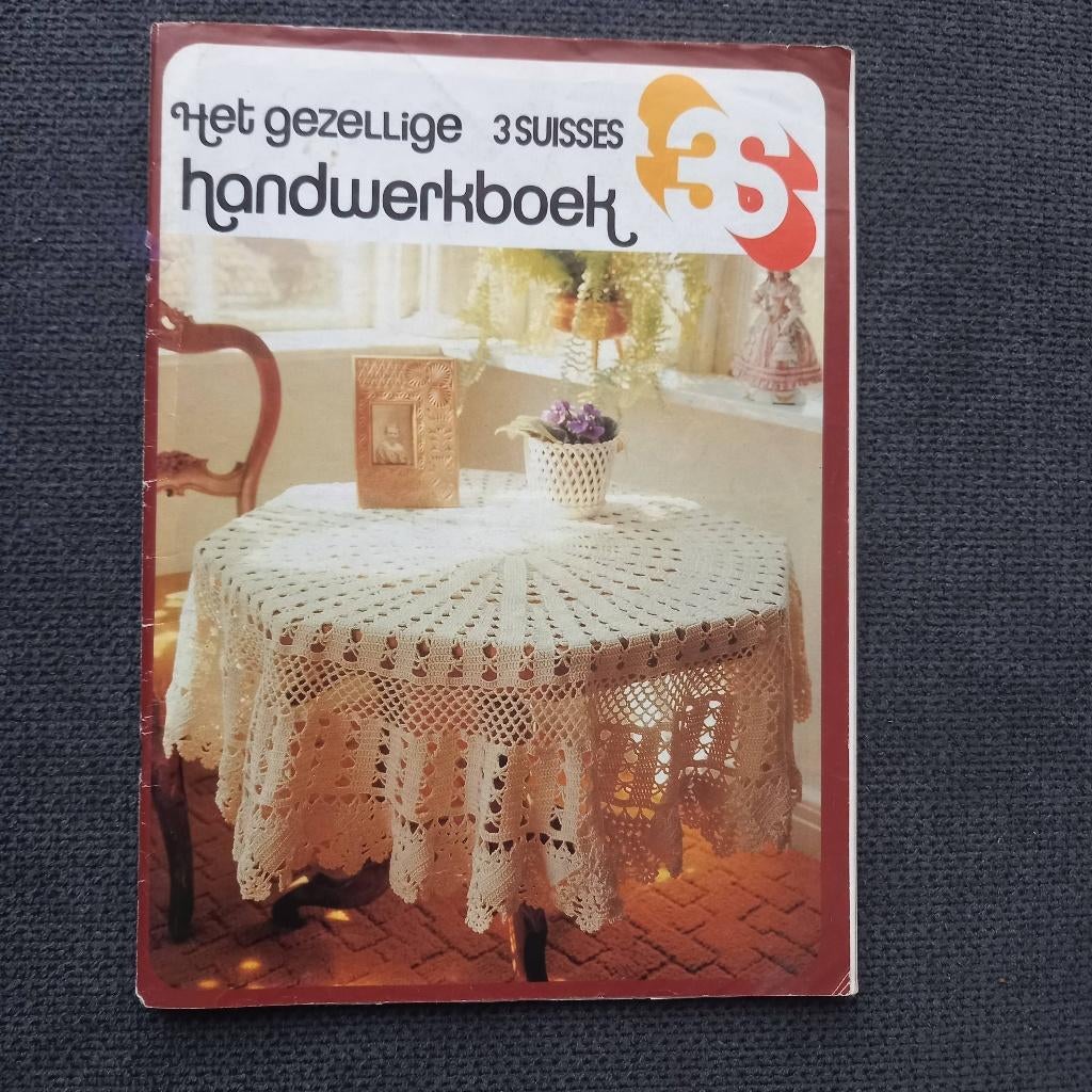 Het gezellige handwerkboek 3 Suisses (haken haakpatronen), Hobby en Vrije tijd, Ophalen of Verzenden, Gebruikt, Haken, Patroon of Boek