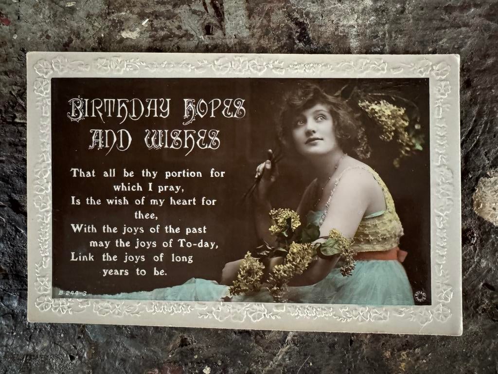 Oude kaart, birthday wishes, meisje met bloemen 1920, Ophalen of Verzenden, Voor 1920