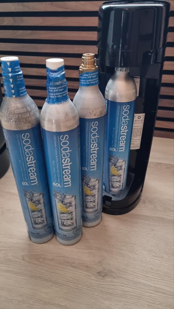 SodaStream incl. 4 cilinders, Witgoed en Apparatuur, Bruiswatermachines, Zo goed als nieuw, Ophalen of Verzenden