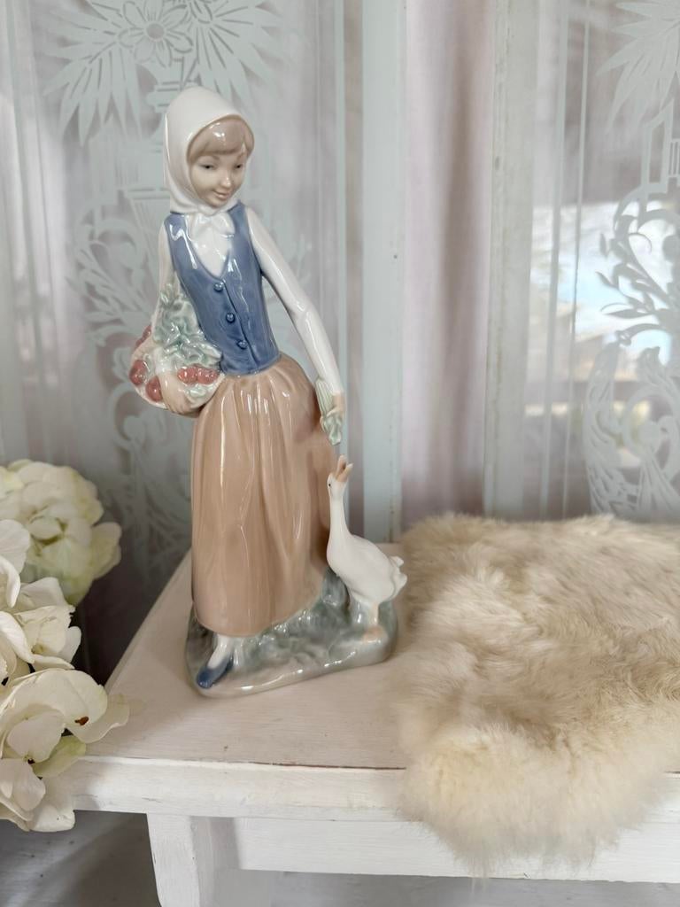 Lladro ganzenhoedster beeldje in nieuwstaat 25 cm, Ophalen, Nieuw, Mens