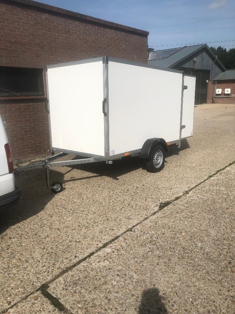 nieuwe gesloten aanhangwagens,ongeremd .met gratis neuswiel, Ophalen, Nieuw