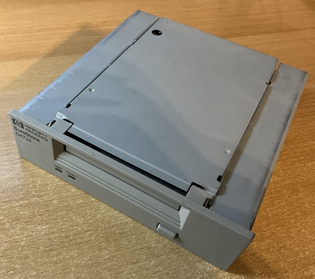 HP Surestore DAT24 tapedrive, Ophalen of Verzenden, Gebruikt, Minder dan 4 GB, Onbekend