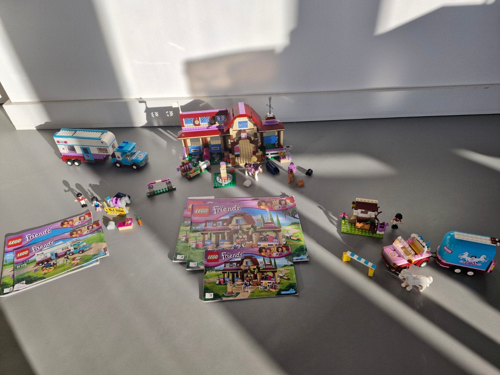Lego friends manege en dierendokter te koop, Ophalen of Verzenden, Zo goed als nieuw, Overige merken