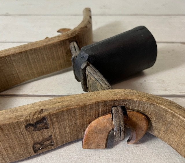 Unieke Franse geitenbel met klepel van been en houten juk, Antiek en Kunst, Antiek | Gereedschap en Instrumenten, Ophalen of Verzenden