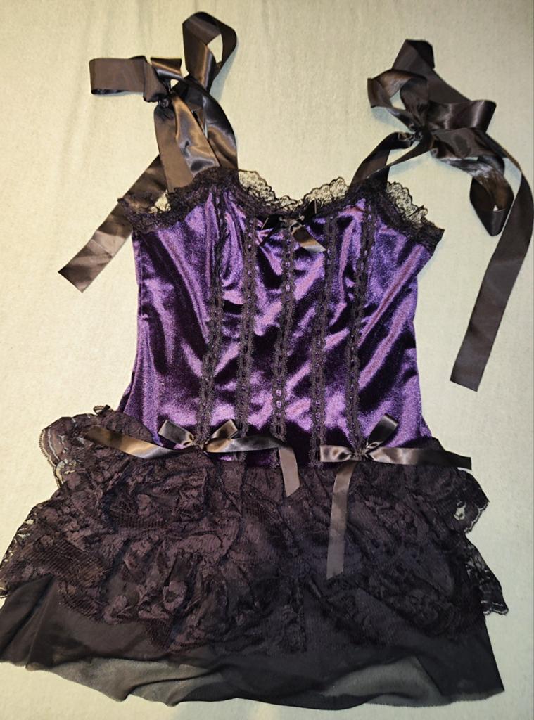 Paars fluwelen kostuum met kant en strikjes, Kleding | Dames, Maat 38/40 (M), Ophalen of Verzenden, Kleding, Overige thema's