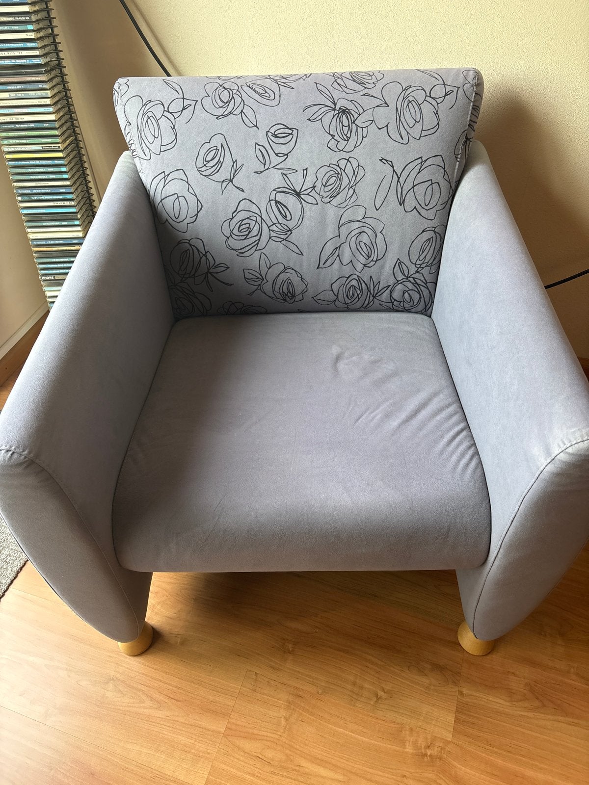 Grijze fauteuil met bloemenprint, Huis en Inrichting, Fauteuils, Ophalen, Gebruikt, 75 tot 100 cm, 75 tot 100 cm