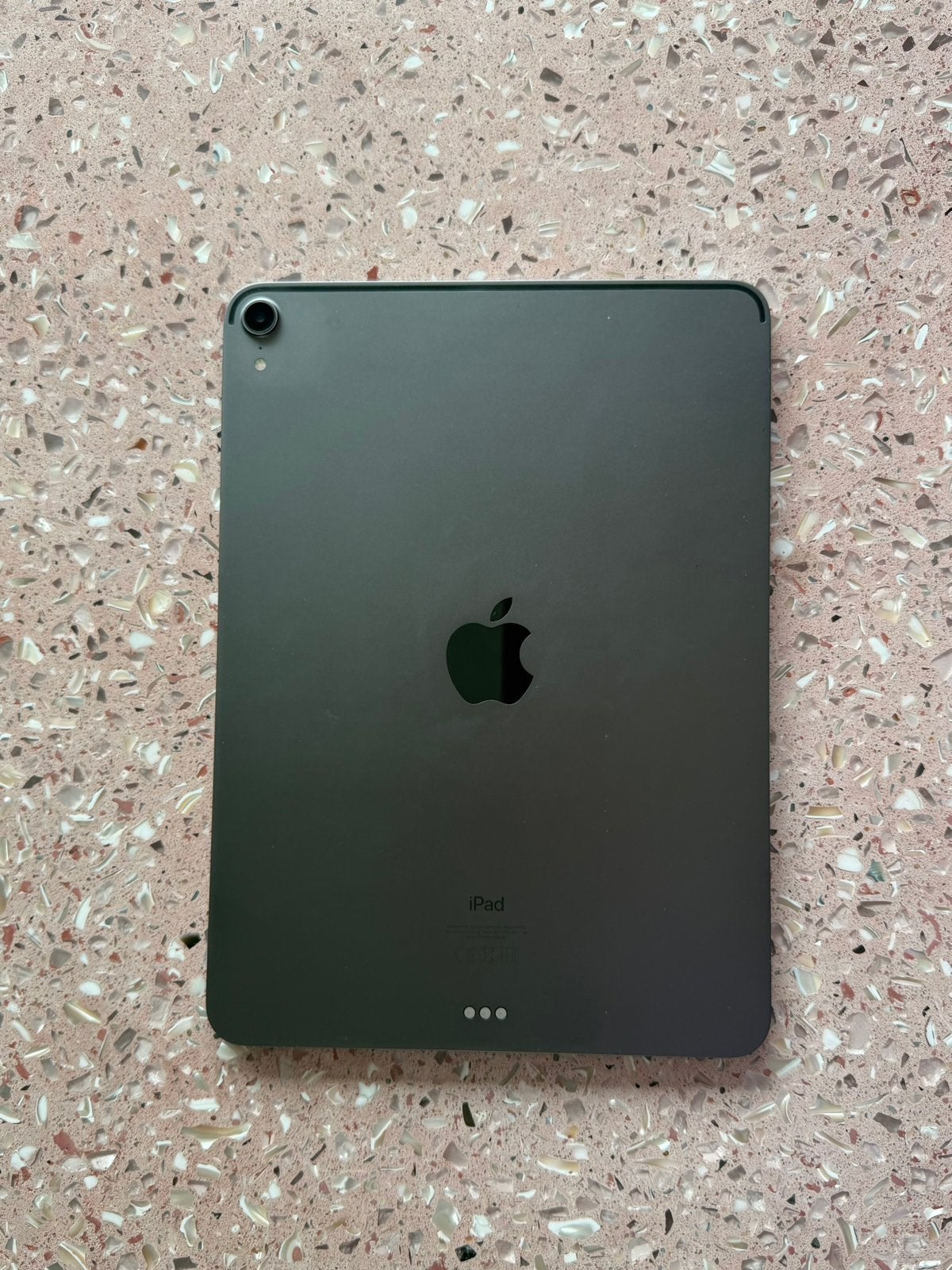 Ipad pro 11 inch 2018 256GB + pencil + keyboard, Computers en Software, Apple iPads, Zo goed als nieuw, Apple iPad, 11 inch, Grijs