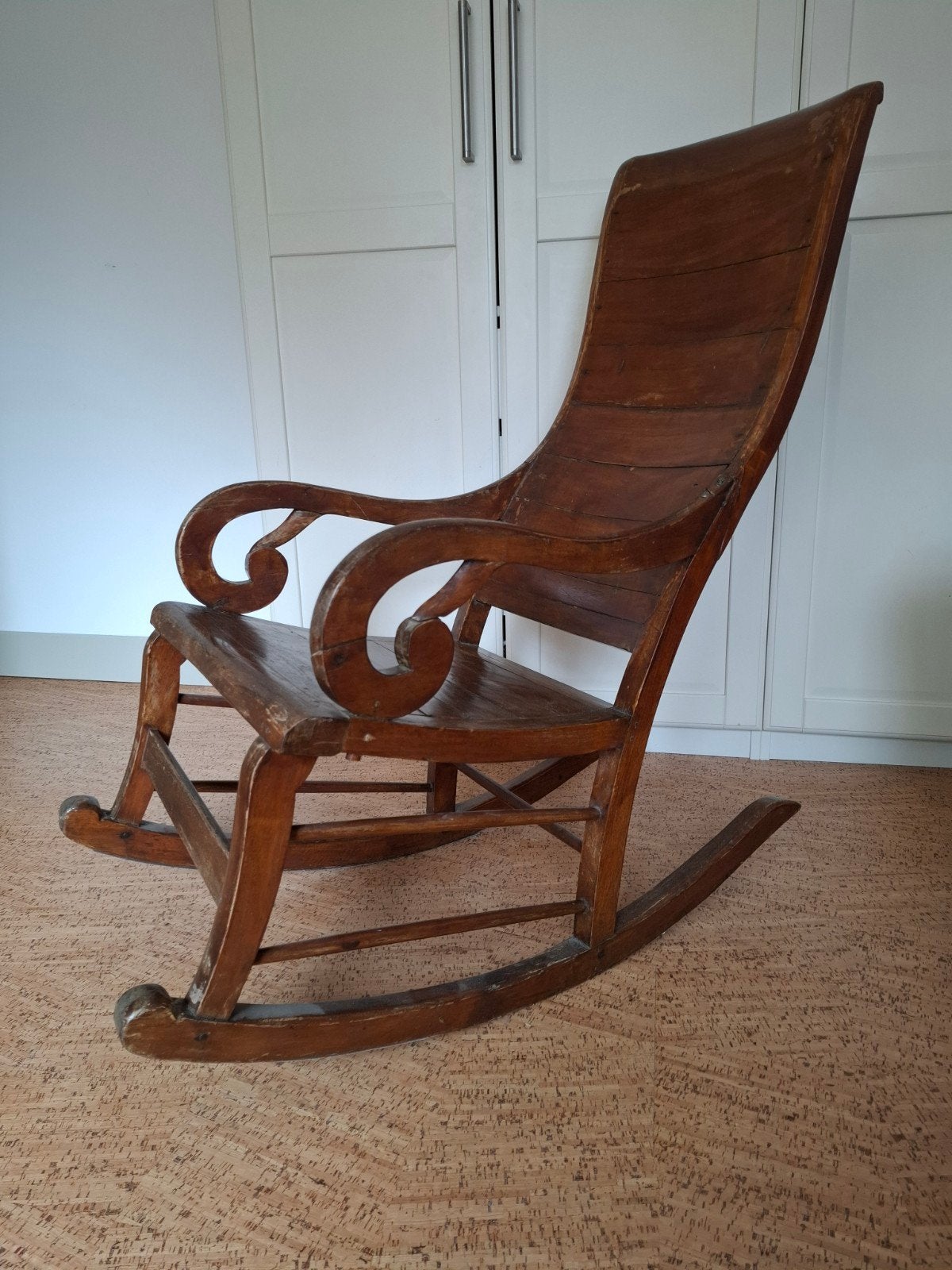 Interieur eyecatcher: stevige, hardhouten schommelstoel, Antiek en Kunst, Ophalen