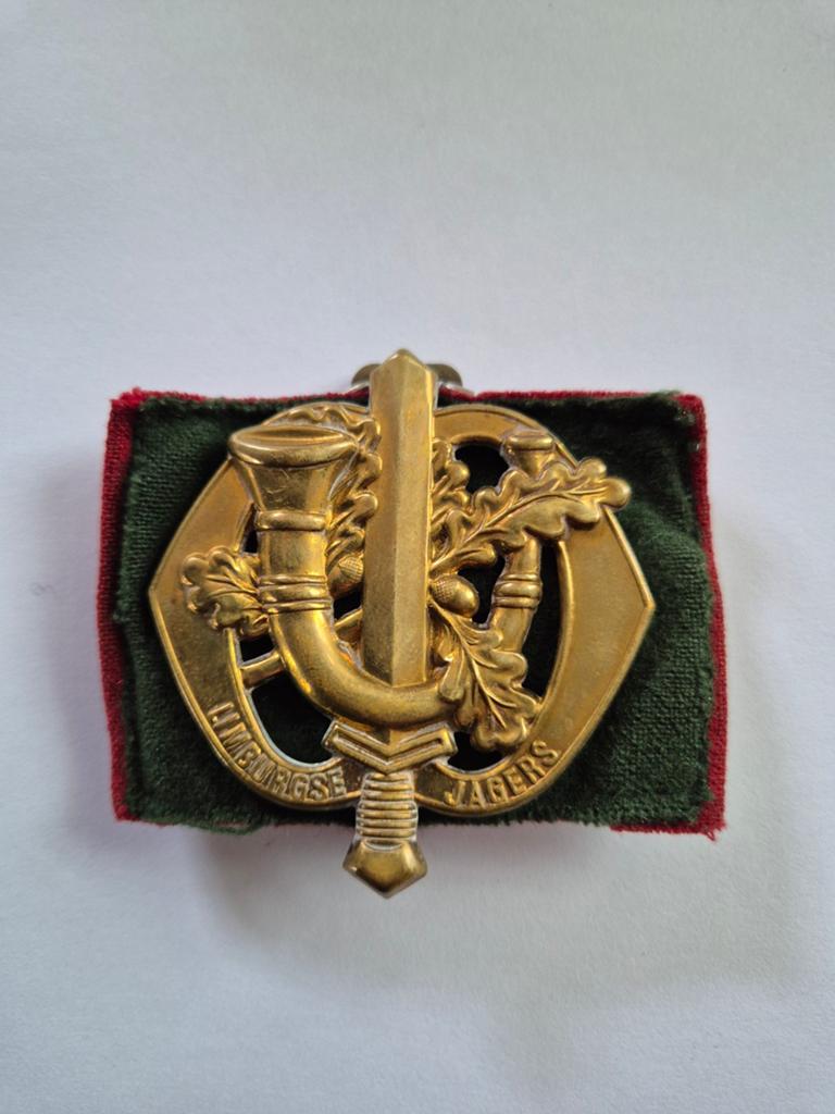 Baret embleem Limburgse Jagers, Verzamelen, Ophalen of Verzenden, Landmacht, Nederland, Embleem of Badge