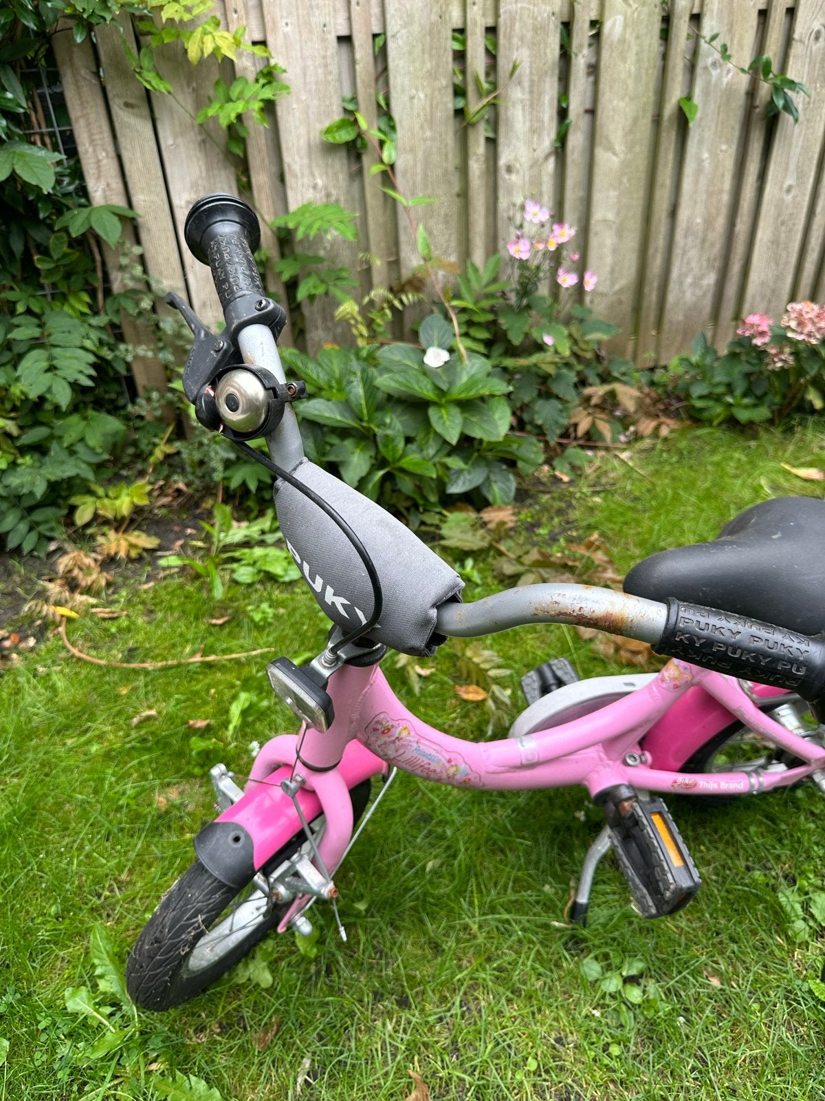 Roze Puky kinderfiets met zijwieltjes - 12 inch, Ophalen, Zijwieltjes, Gebruikt, Velgrem