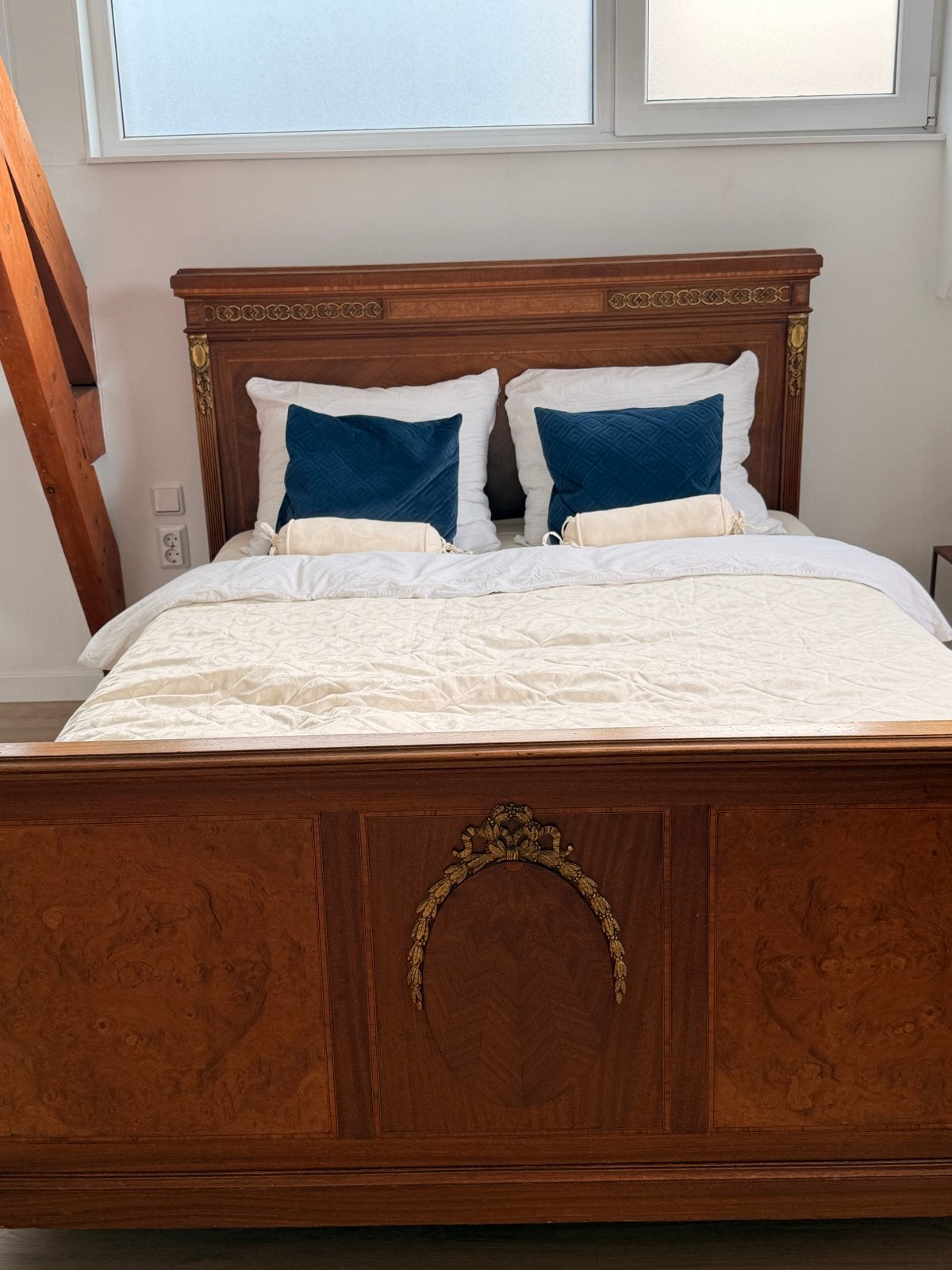Antiek bed met lattenbodem en matras, Ophalen