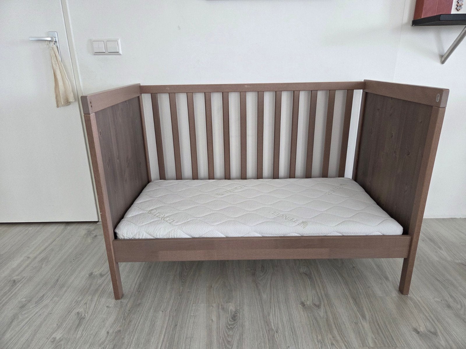 IKEA SUNDVIK Ledikant/peuterbed met matras, Lattenbodem, Ophalen of Verzenden, Zo goed als nieuw, Minder dan 140 cm