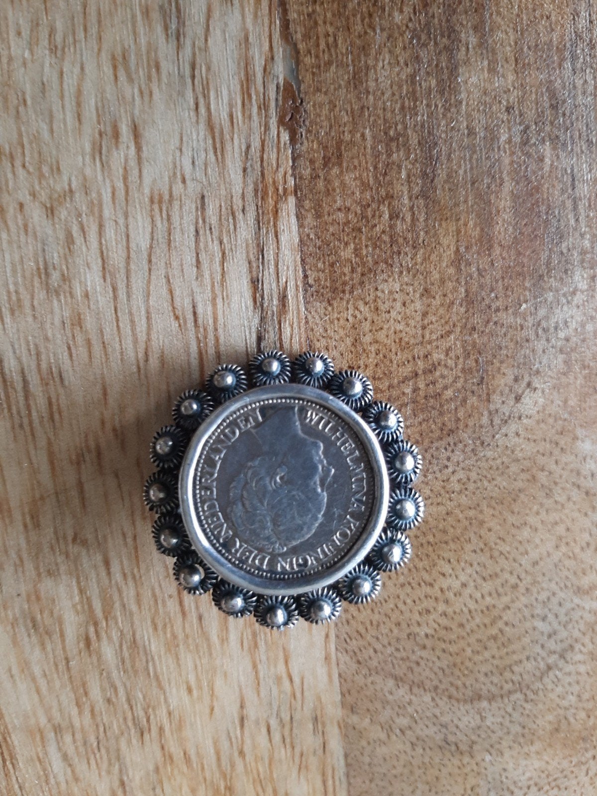 Broche met Nederlandse munt Wilhelmina, 4 tot 7 cm, Gebruikt, Ophalen of Verzenden, Zilver