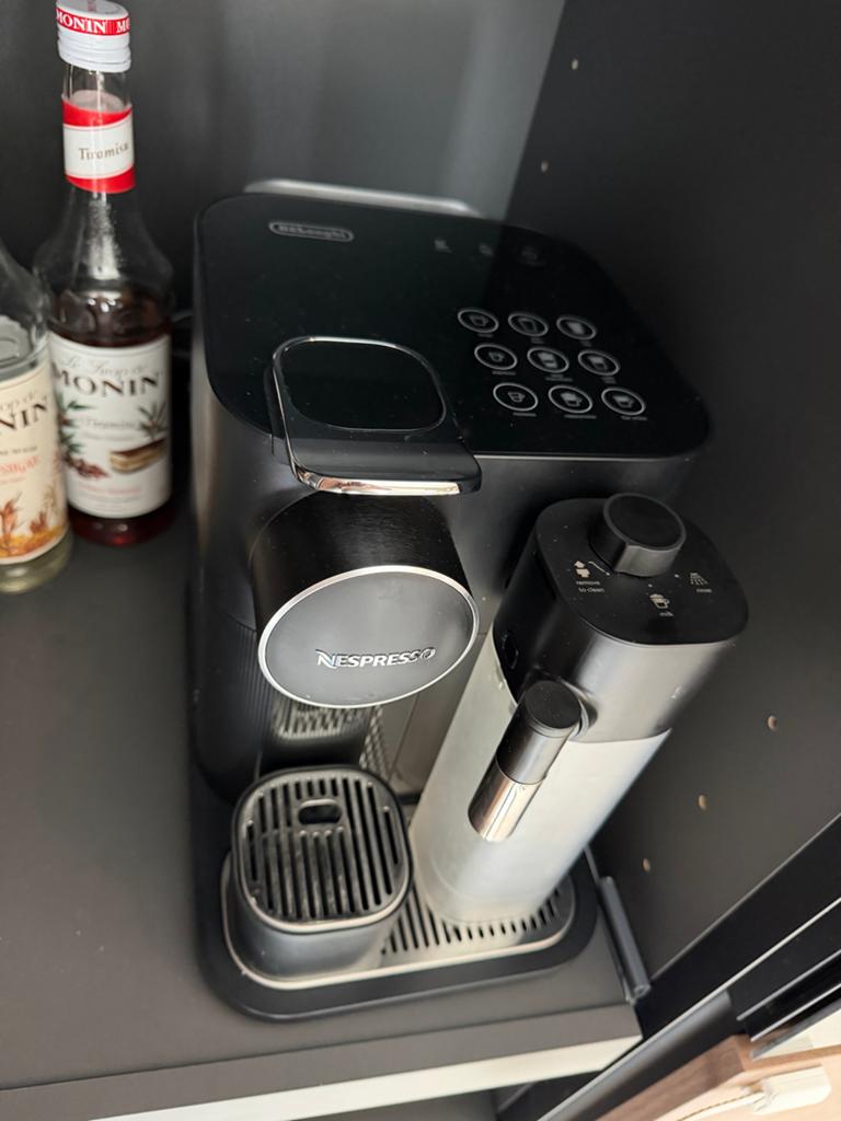 Nespresso Gran Lattissima Zwart, Koffiemachine, Ophalen of Verzenden, Zo goed als nieuw, 2 tot 4 kopjes