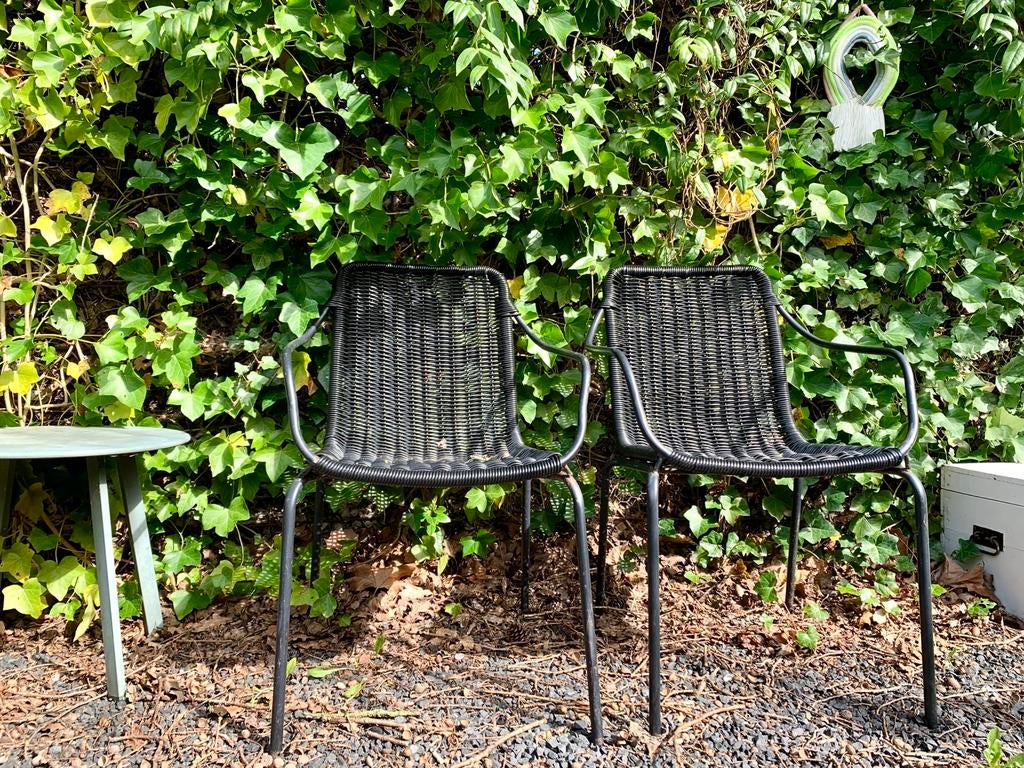 2 tuinstoelen zwart kunststof en metaal, rotan met leuningen, Ophalen, Gebruikt, Metaal