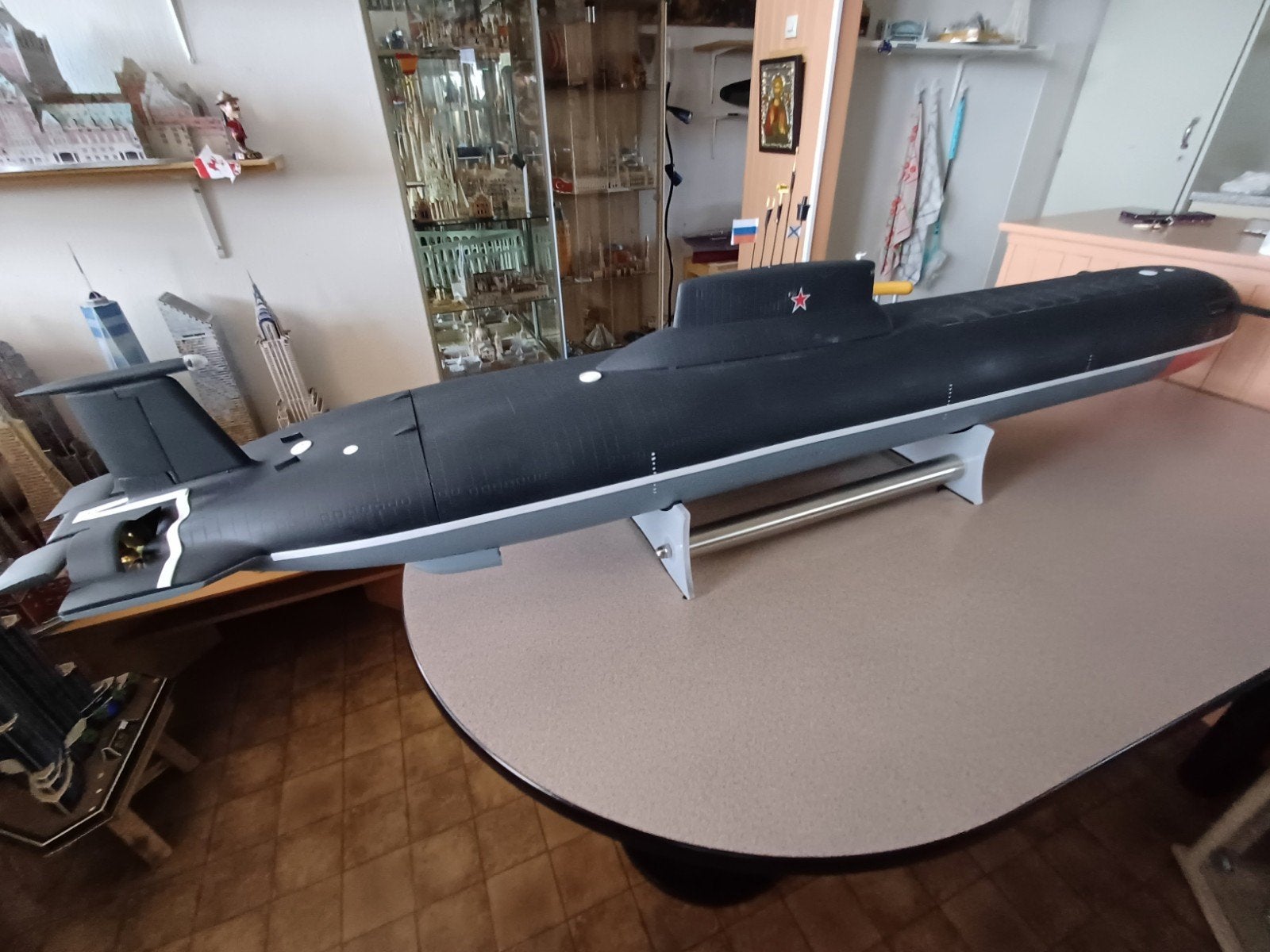 Statisch model Russische kernonderzeeboot  "TYPHOON", Ophalen
