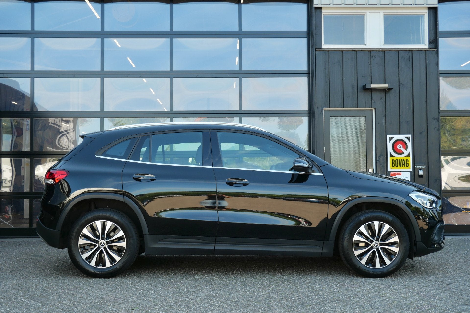 Mercedes-Benz GLA 180 Business Solution Automaat | MBUX | Tr, Auto's, Dealer onderhouden, Gebruikt, 4 cilinders, Leder en Stof