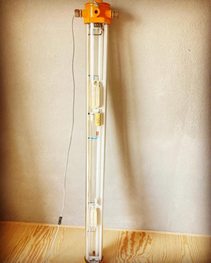 Vintage oranje industriële lamp, Huis en Inrichting, Lampen | Hanglampen, Gebruikt, 50 tot 75 cm, Niet ingevuld, Glas